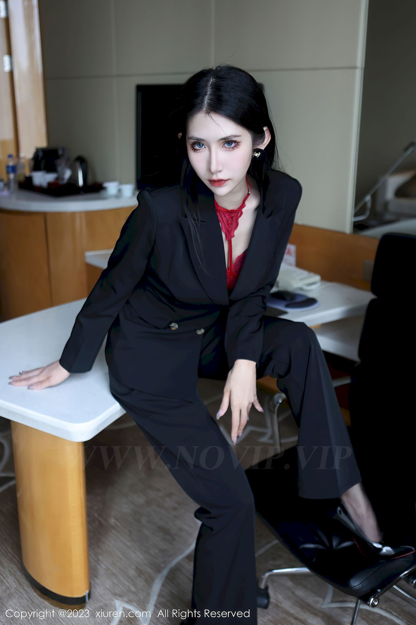 依娜Yina深色西服搭配简约长裤首套写真