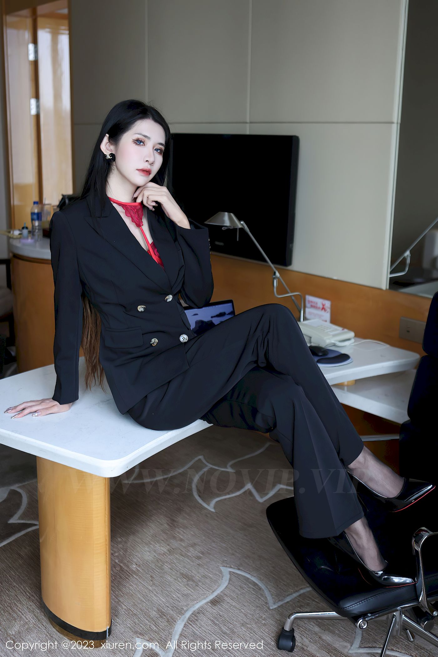 依娜Yina深色西服搭配简约长裤首套写真