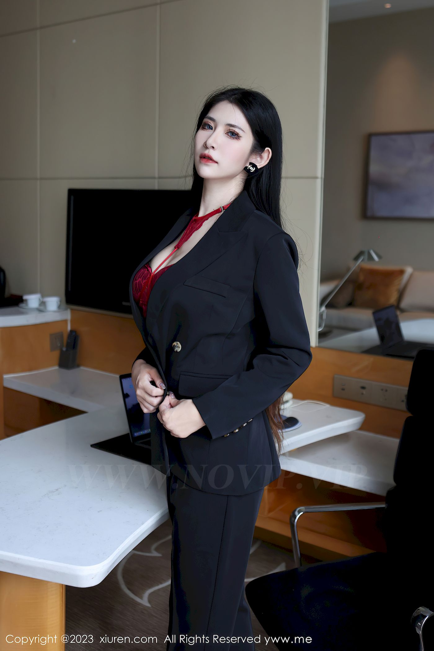 依娜Yina深色西服搭配简约长裤首套写真