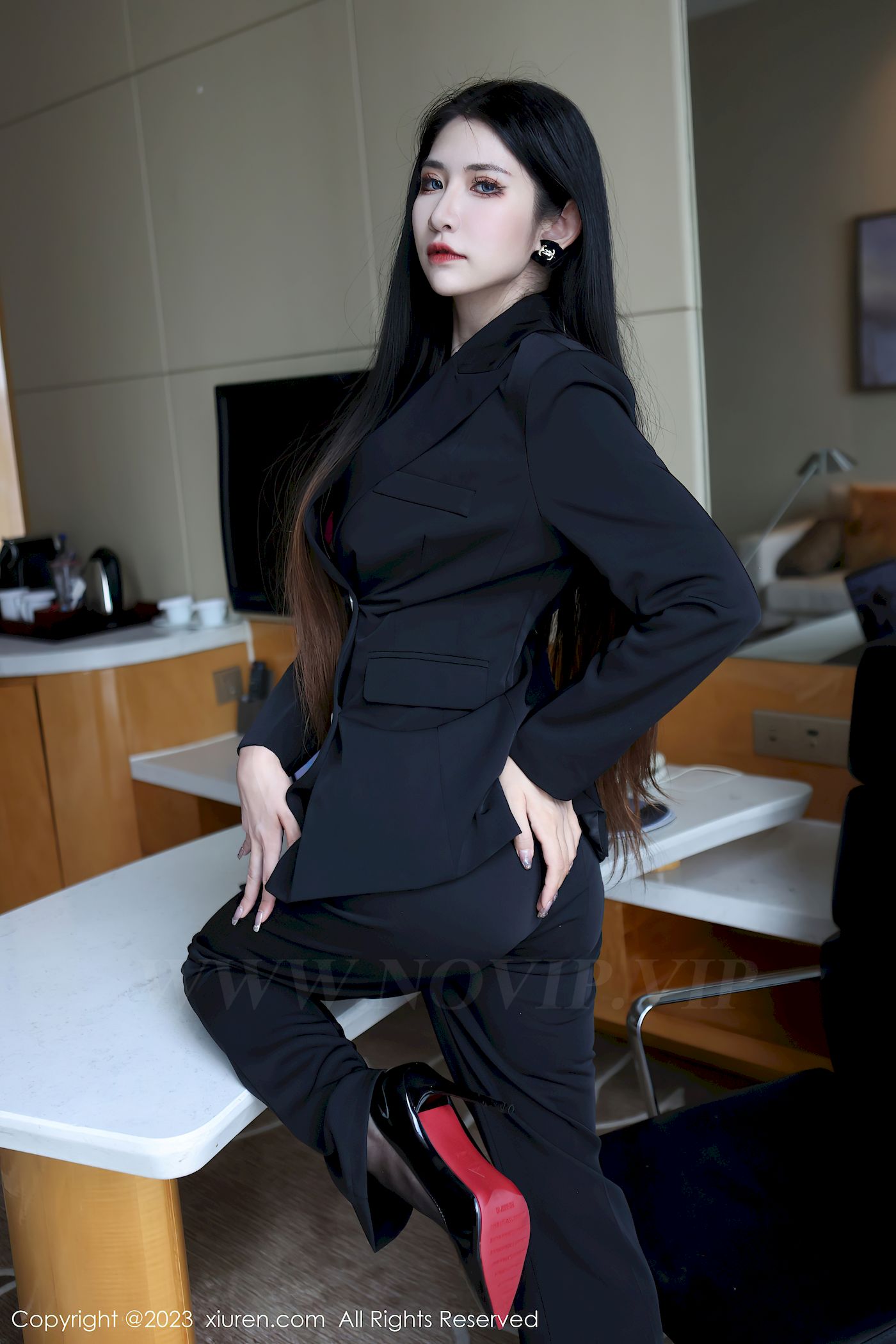 依娜Yina深色西服搭配简约长裤首套写真
