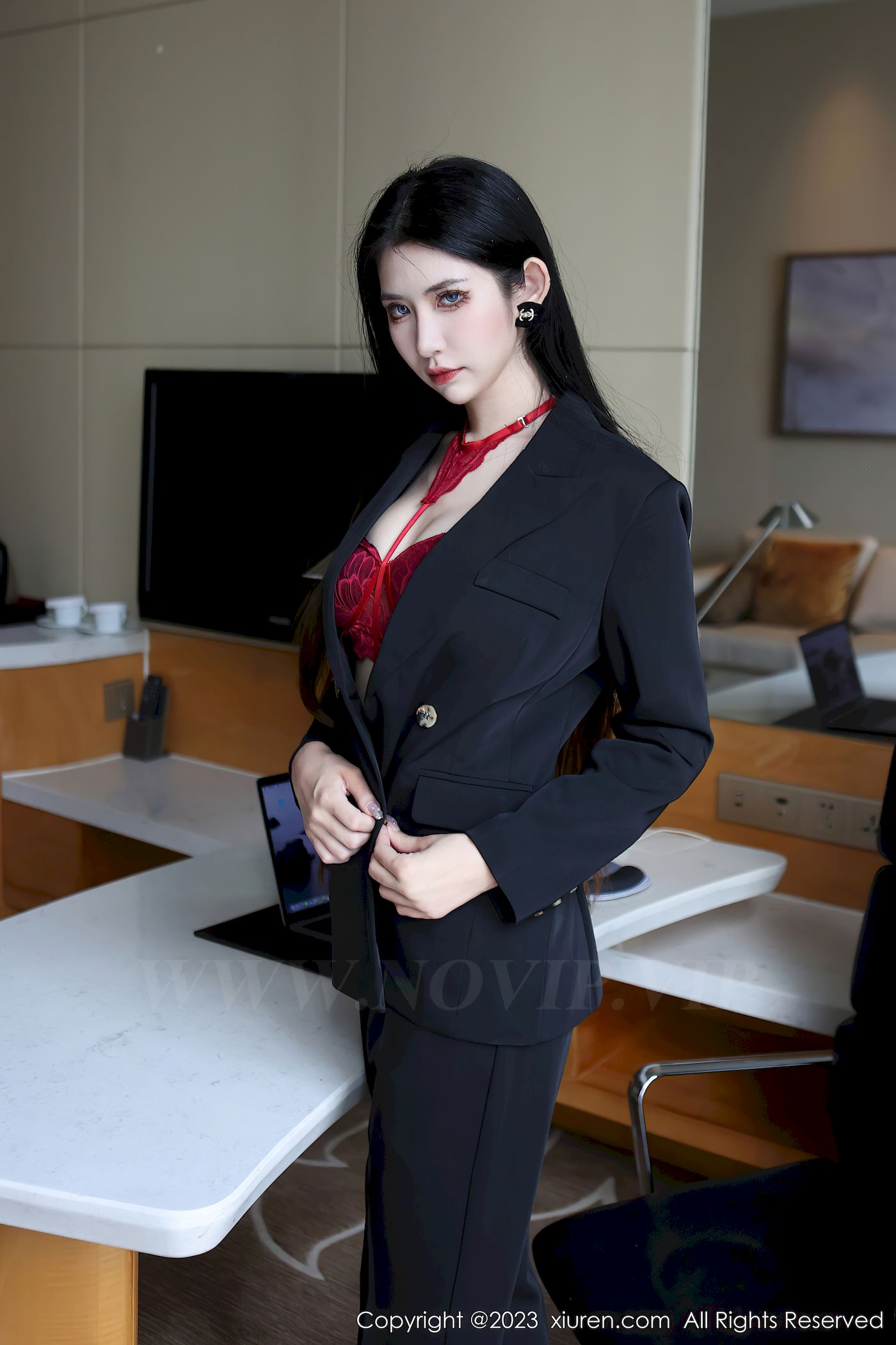 依娜Yina深色西服搭配简约长裤首套写真
