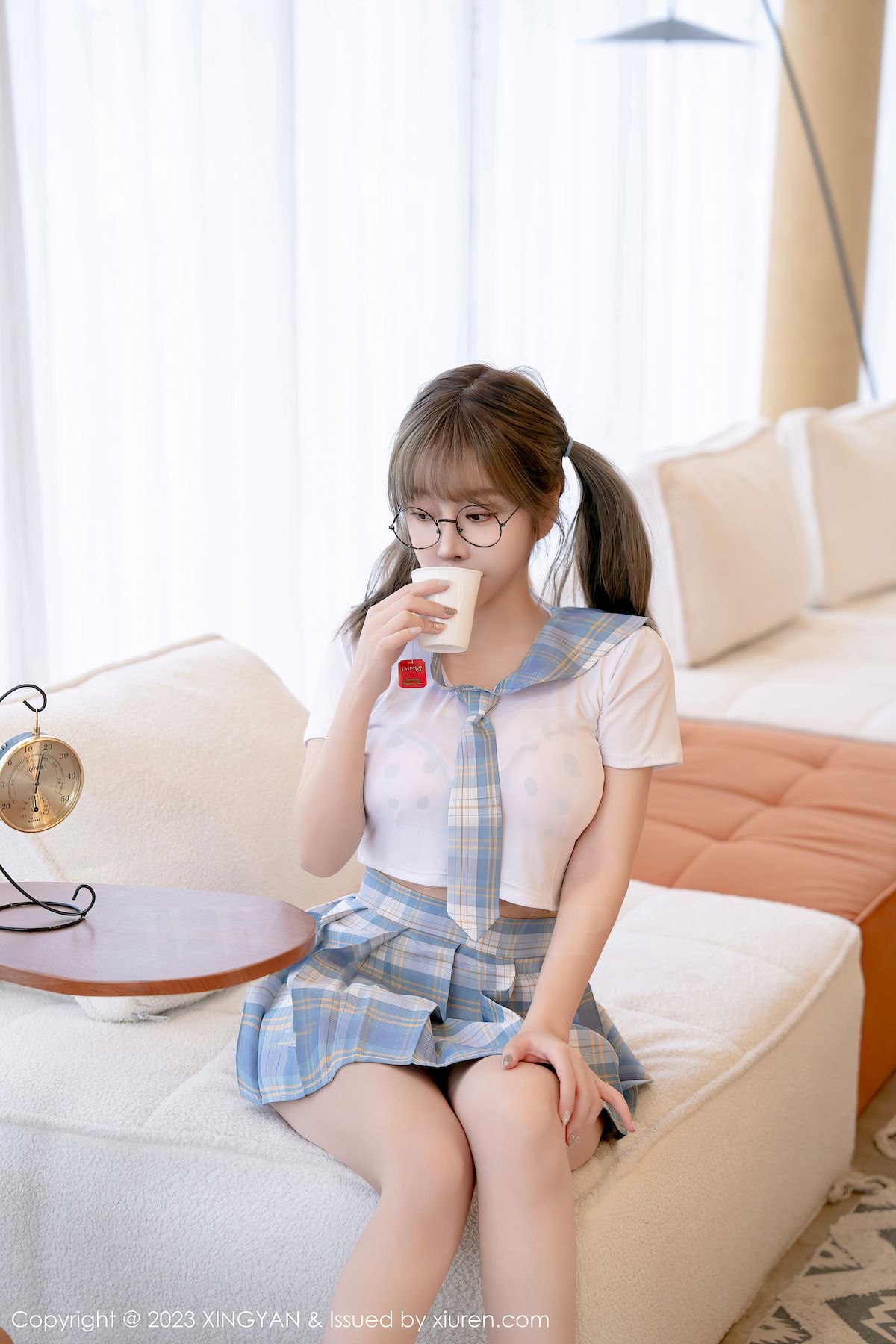 女神王雨纯短款上衣搭配淡蓝格子短裙写真
