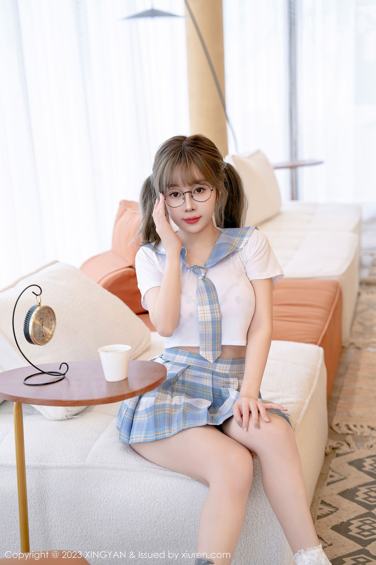女神王雨纯短款上衣搭配淡蓝格子短裙写真