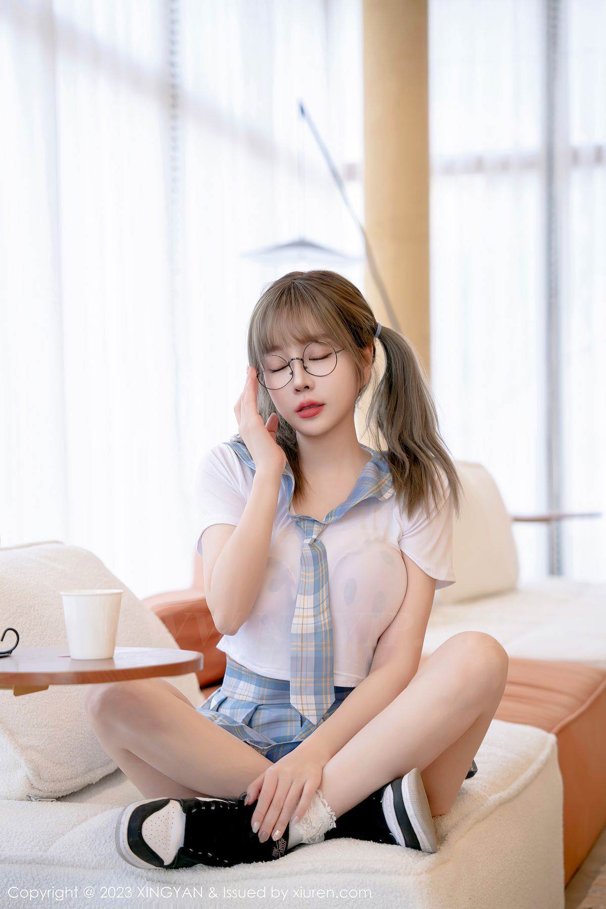 女神王雨纯短款上衣搭配淡蓝格子短裙写真