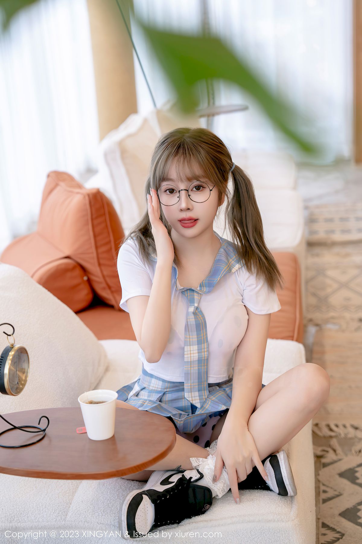 女神王雨纯短款上衣搭配淡蓝格子短裙写真