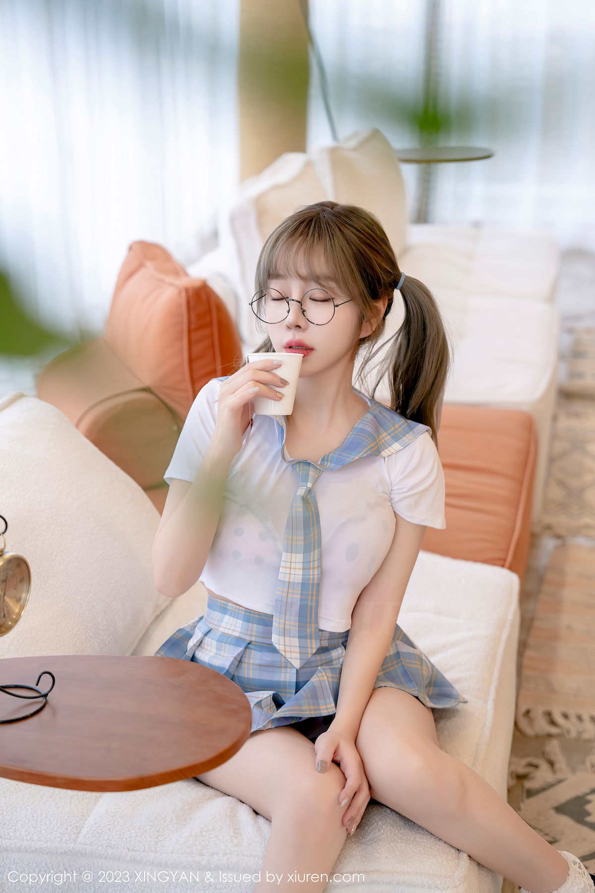 女神王雨纯短款上衣搭配淡蓝格子短裙写真