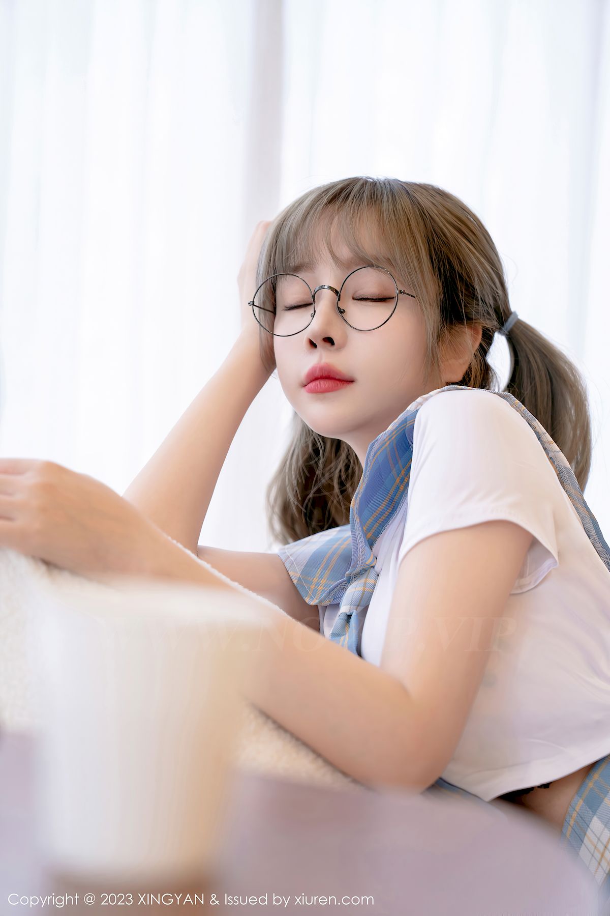 女神王雨纯短款上衣搭配淡蓝格子短裙写真
