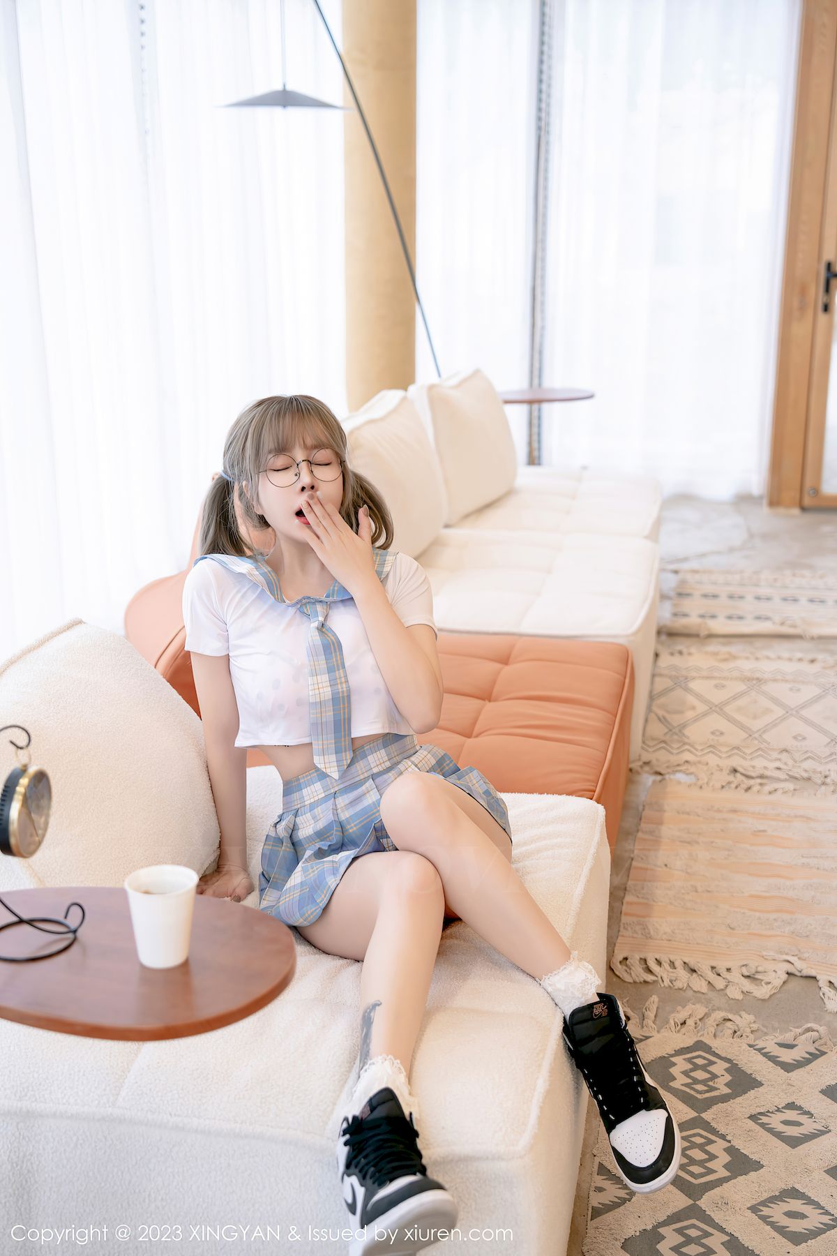 女神王雨纯短款上衣搭配淡蓝格子短裙写真