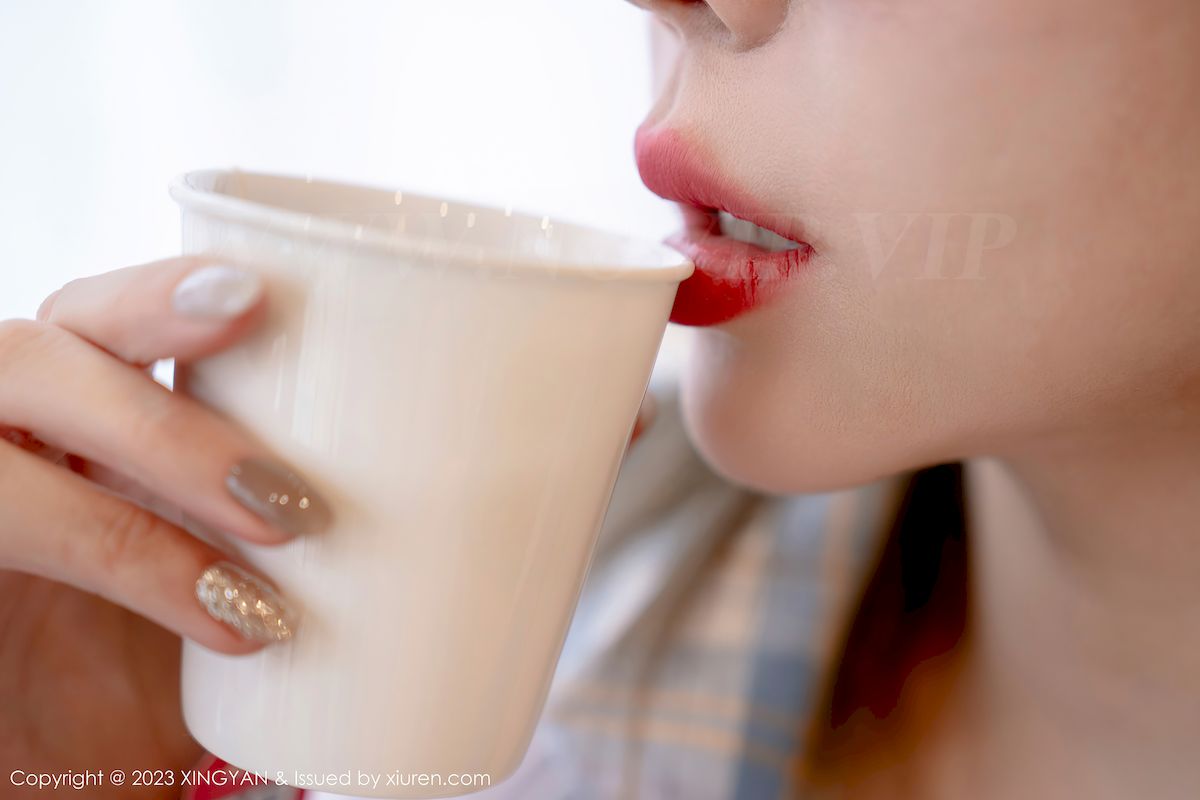 女神王雨纯短款上衣搭配淡蓝格子短裙写真