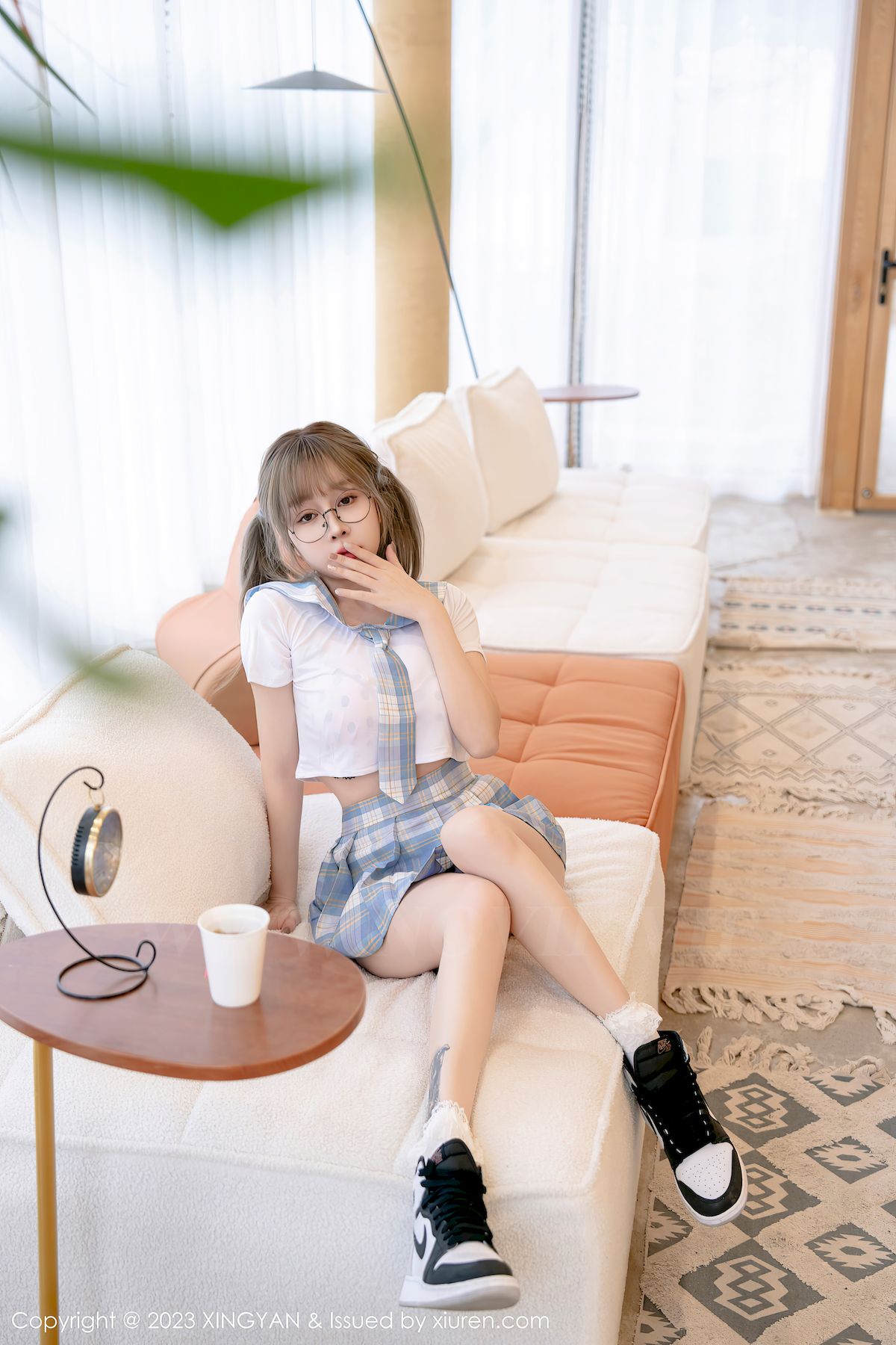 女神王雨纯短款上衣搭配淡蓝格子短裙写真