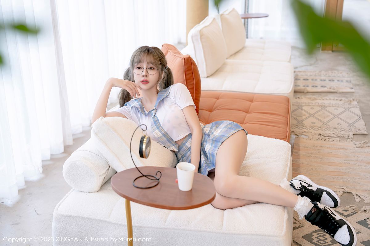女神王雨纯短款上衣搭配淡蓝格子短裙写真