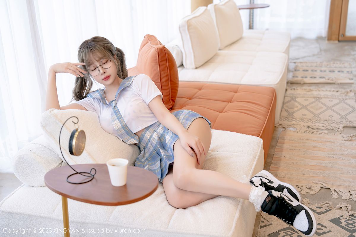 女神王雨纯短款上衣搭配淡蓝格子短裙写真