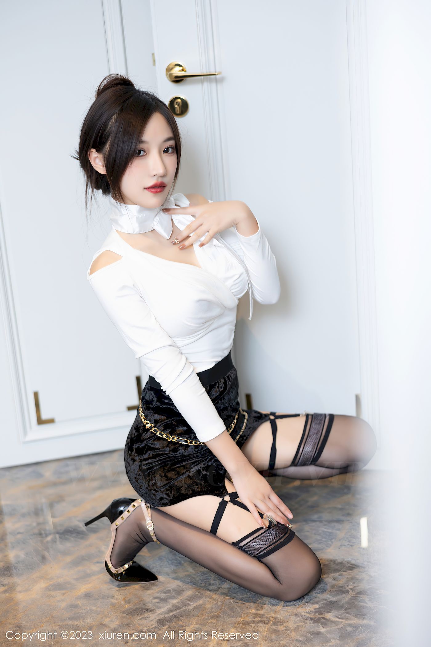 可可Cheese白色上衣搭配黑色短裙首套写真