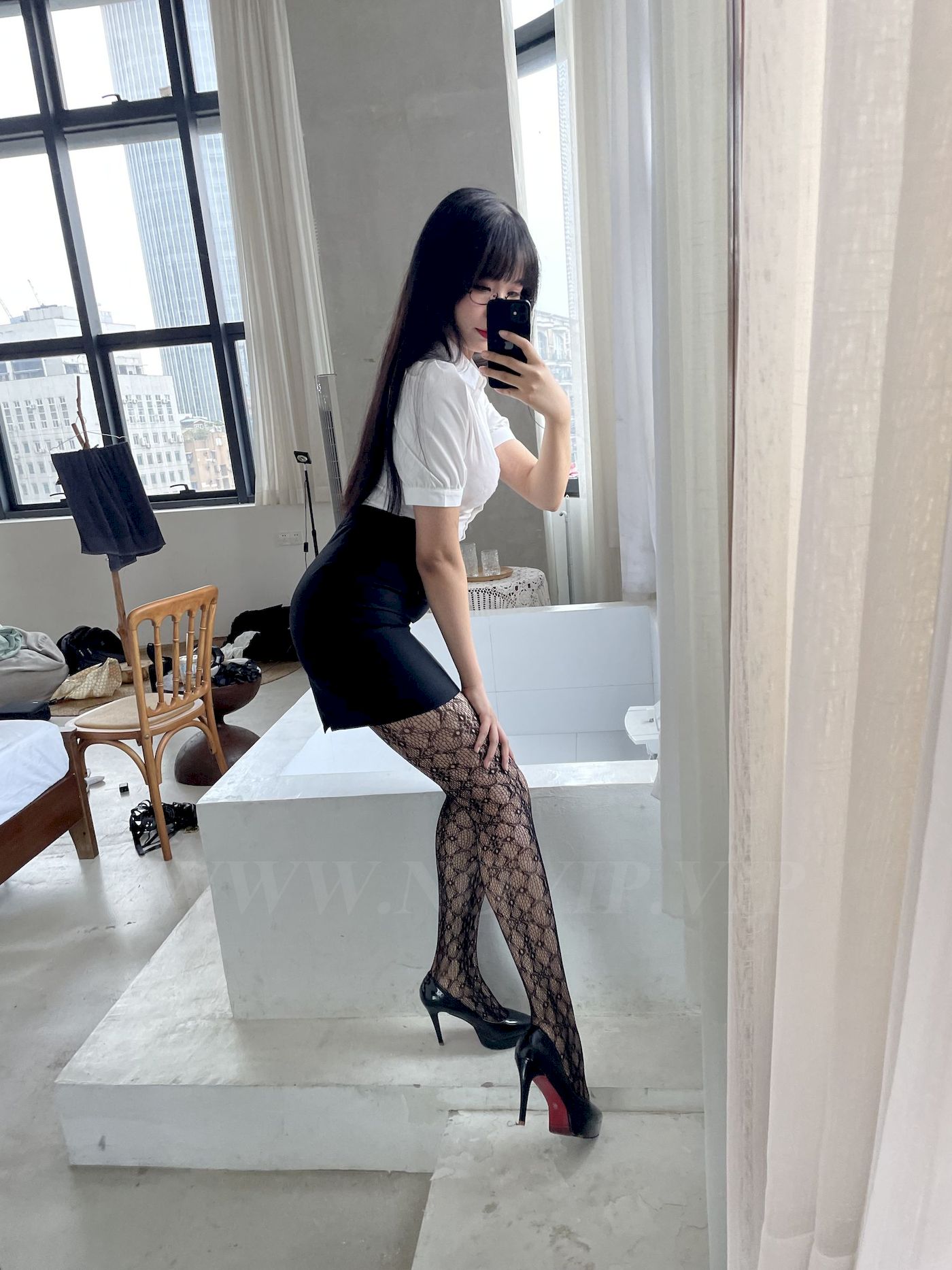 轩萧学姐白色上衣搭配黑丝网袜职场OL写真