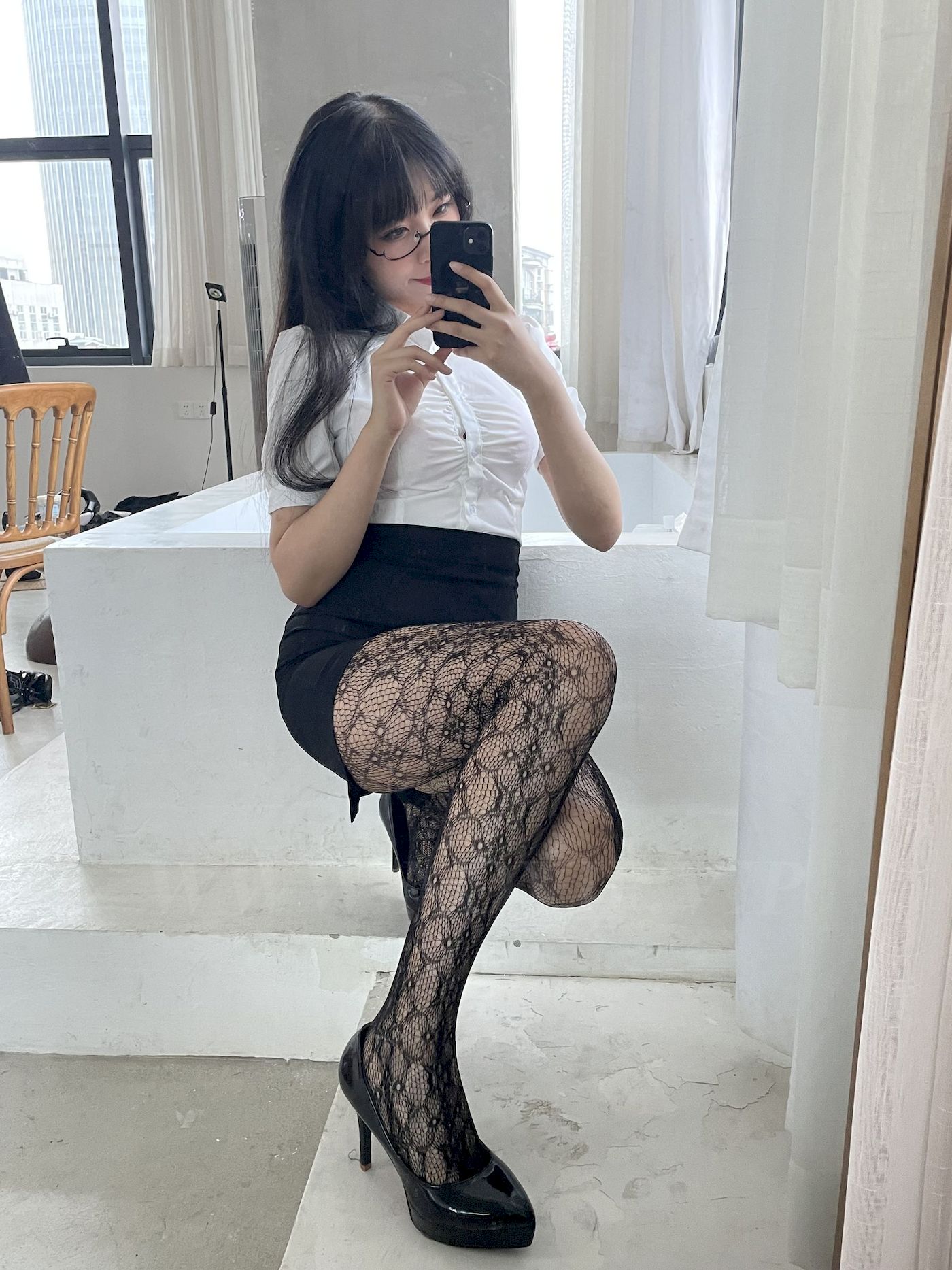轩萧学姐白色上衣搭配黑丝网袜职场OL写真