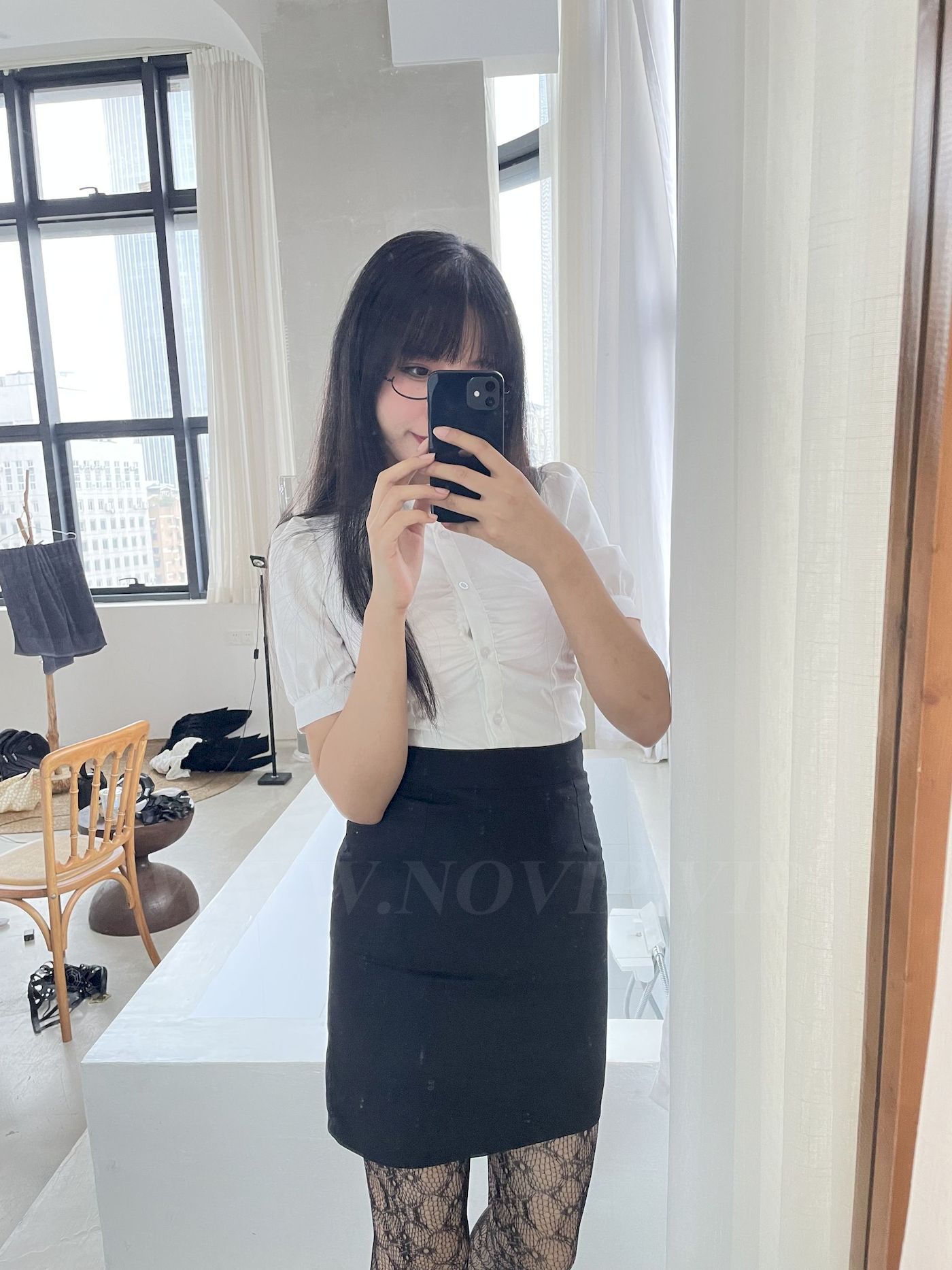 轩萧学姐白色上衣搭配黑丝网袜职场OL写真