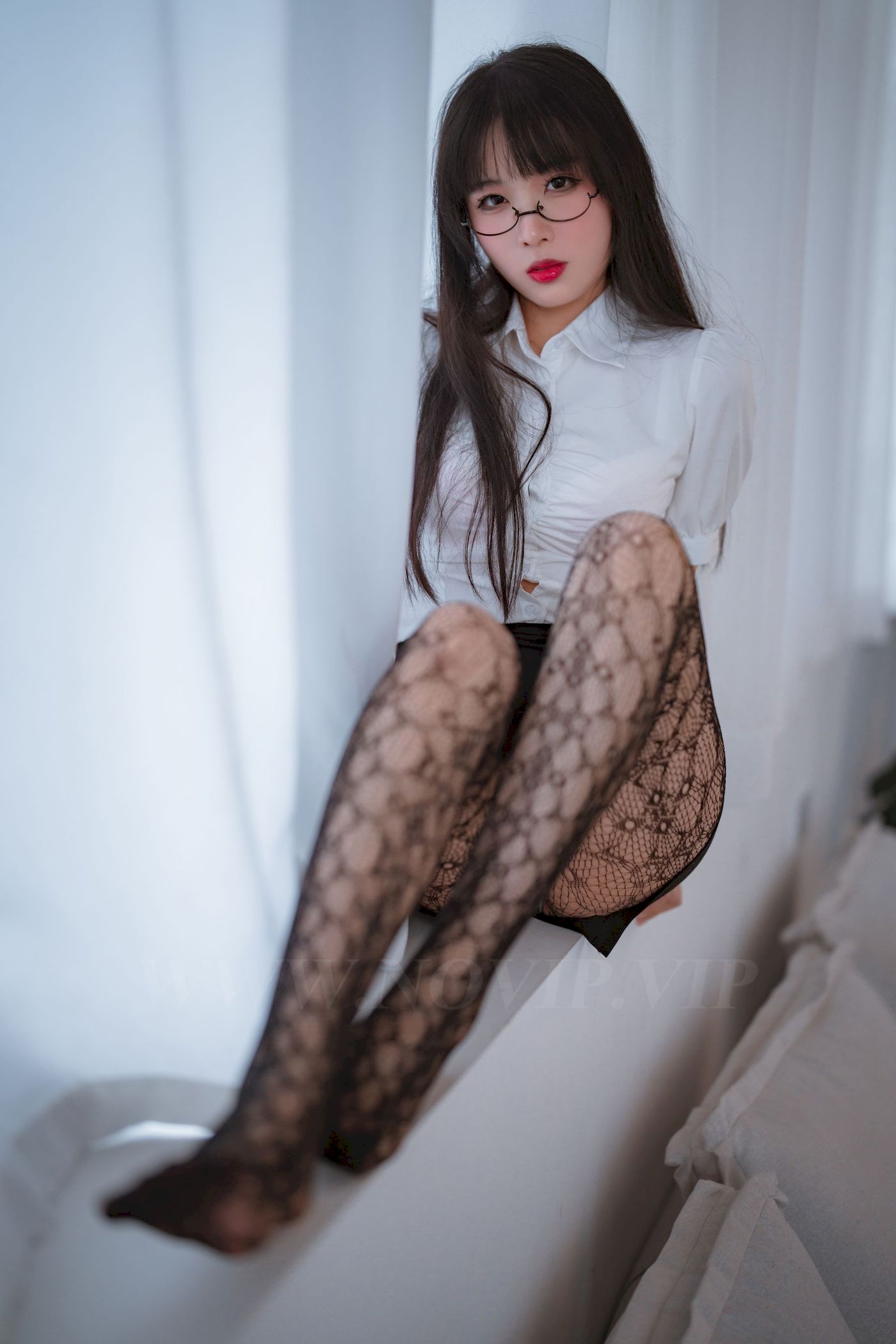 轩萧学姐白色上衣搭配黑丝网袜职场OL写真
