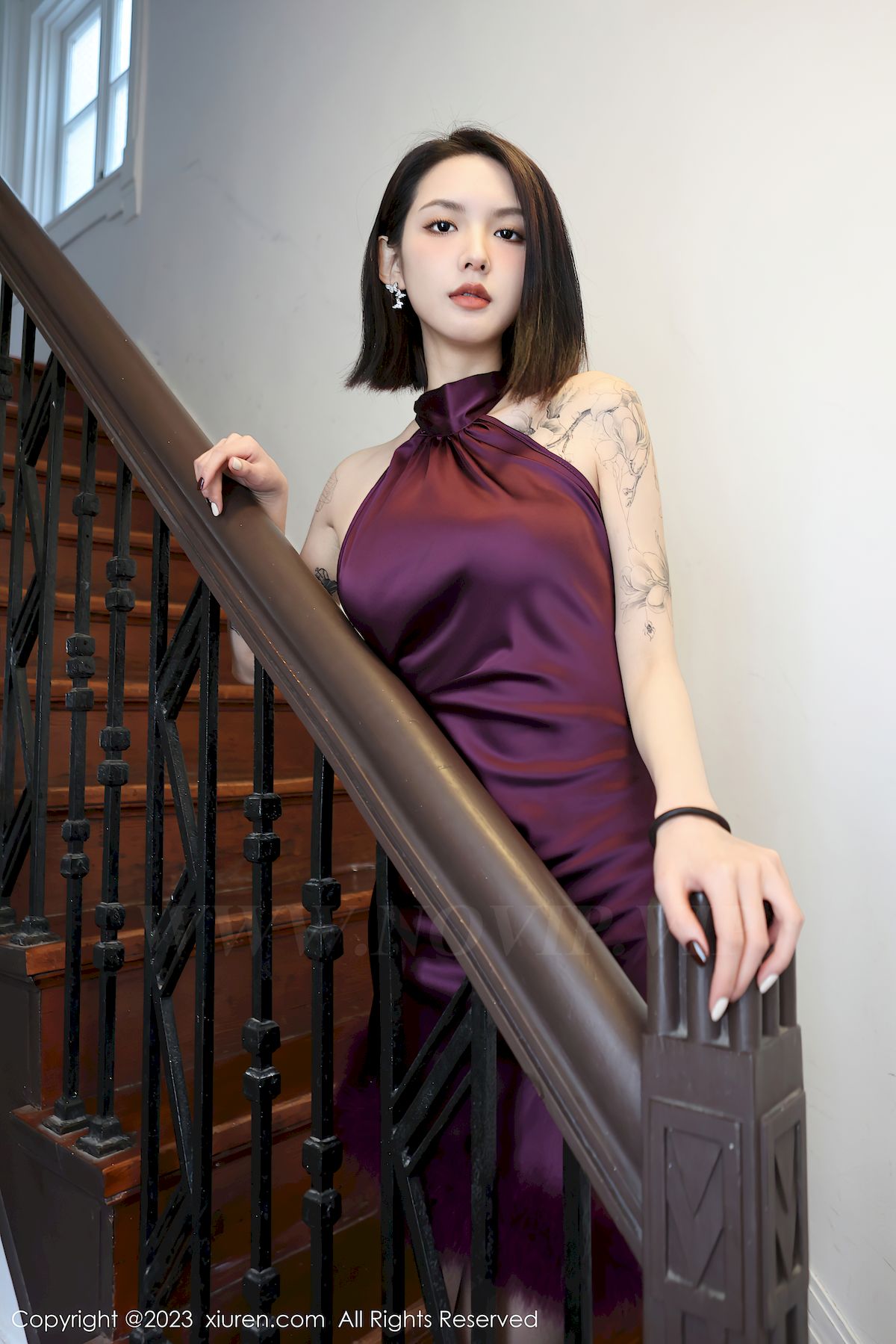 新人嫩模乔一一紫色连衣短裙黑丝美腿性感写真