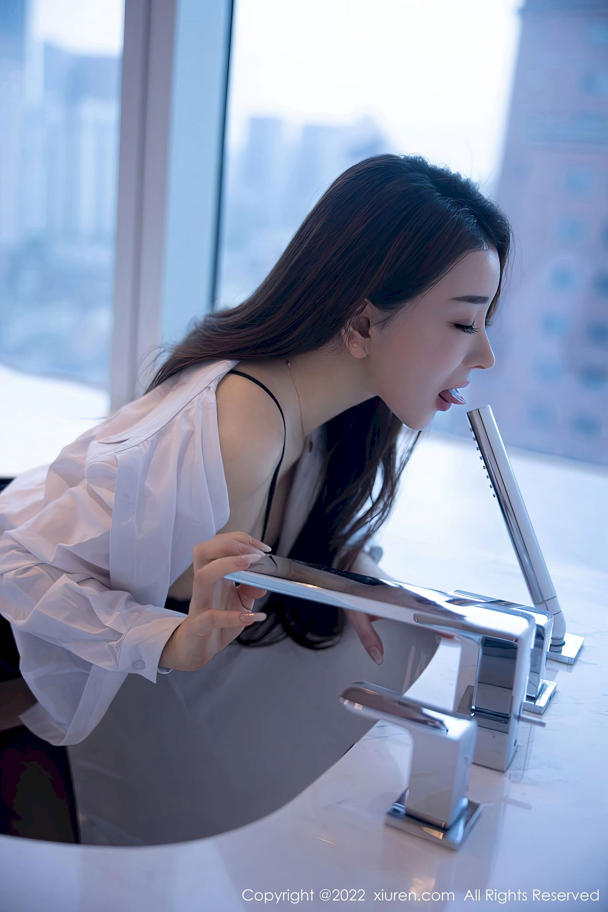 雨儿1494白色衬衫黑丝美腿系列首套写真