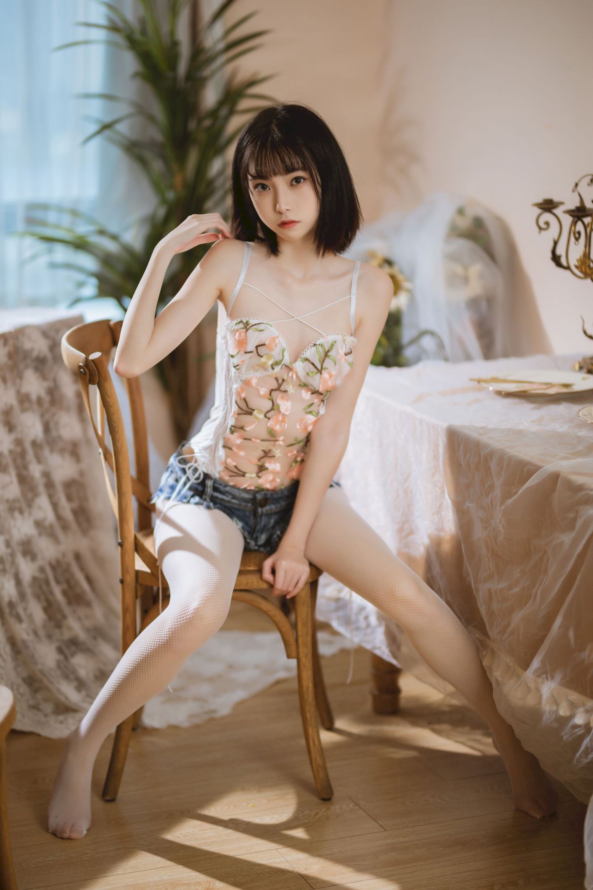 许岚LAN碎花半透上衣搭配牛仔短裤清凉写真
