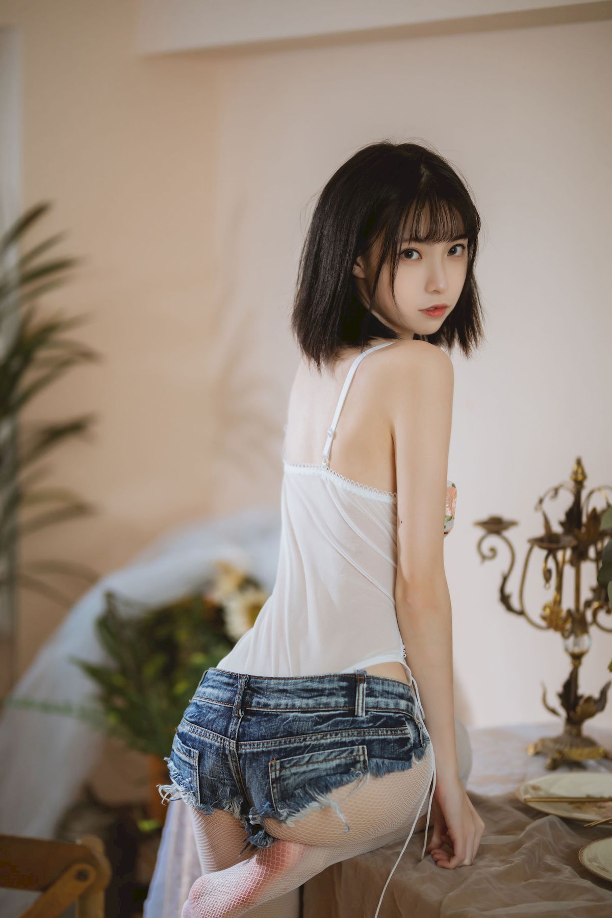 许岚LAN碎花半透上衣搭配牛仔短裤清凉写真
