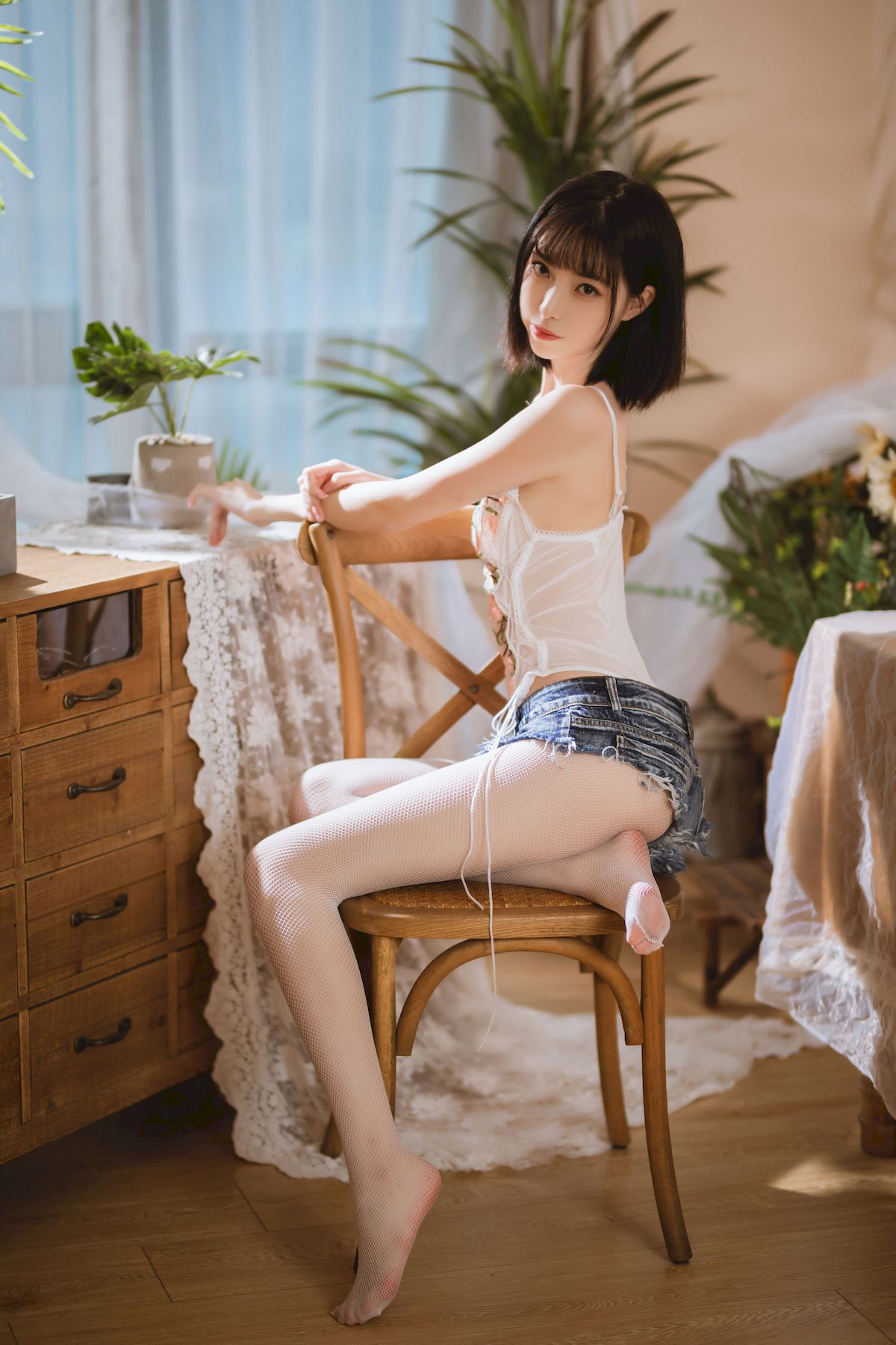 许岚LAN碎花半透上衣搭配牛仔短裤清凉写真