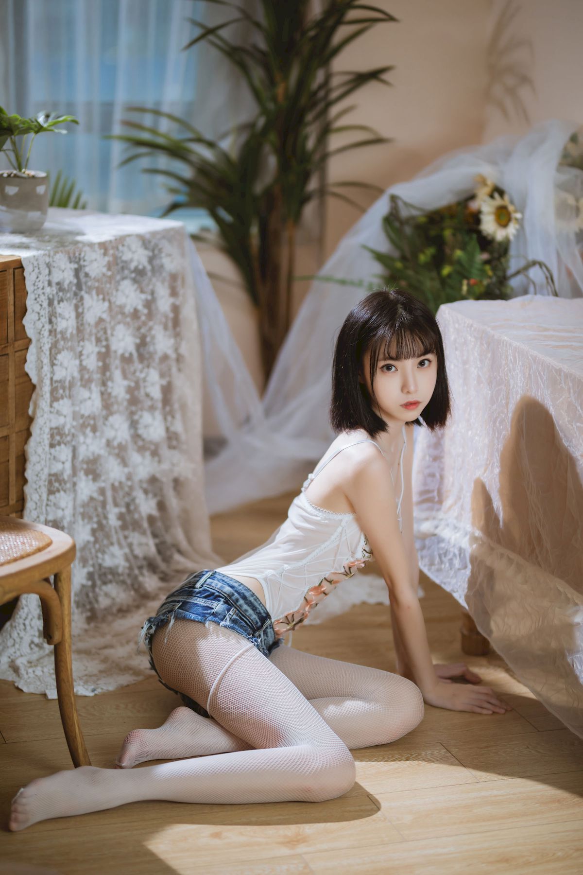 许岚LAN碎花半透上衣搭配牛仔短裤清凉写真