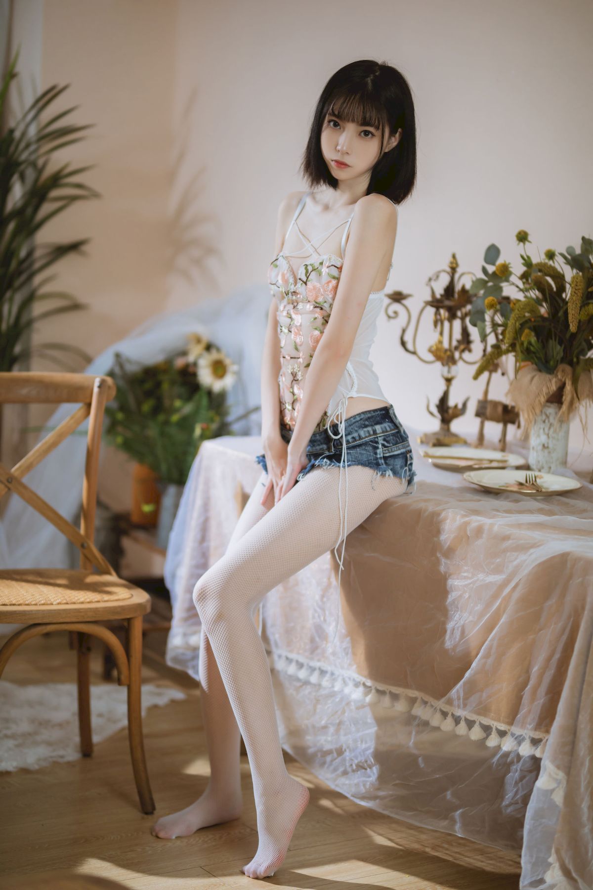 许岚LAN碎花半透上衣搭配牛仔短裤清凉写真