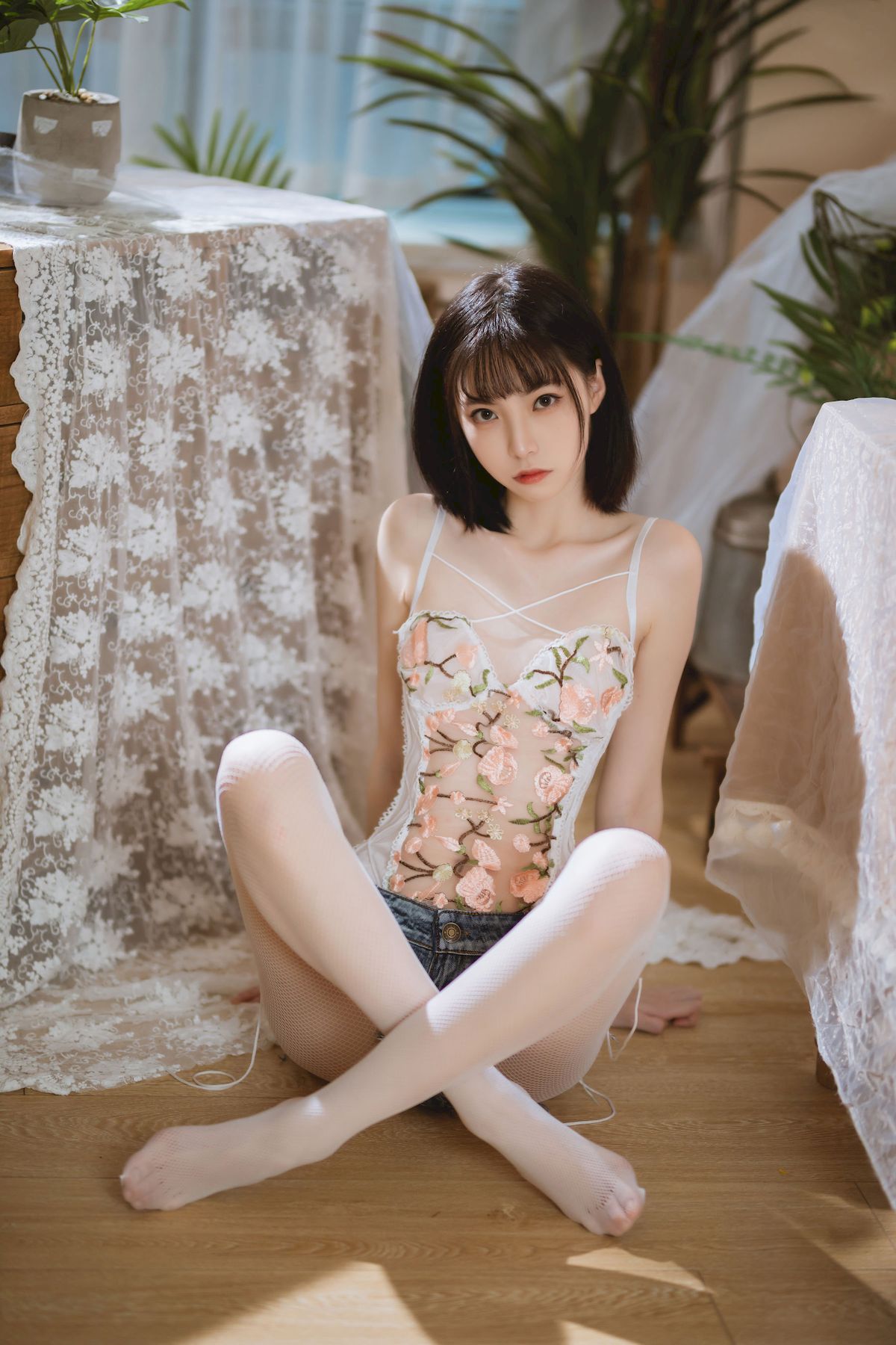 许岚LAN碎花半透上衣搭配牛仔短裤清凉写真