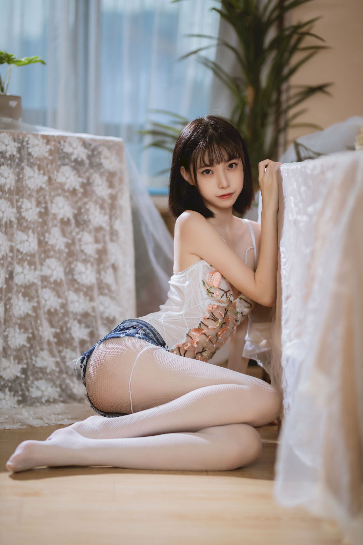 许岚LAN碎花半透上衣搭配牛仔短裤清凉写真