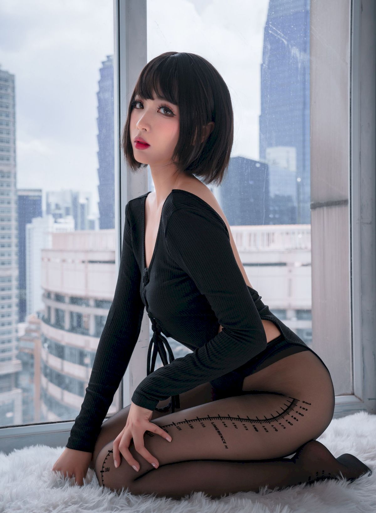 轩萧学姐窗台黑丝美腿量个腰围系列性感写真