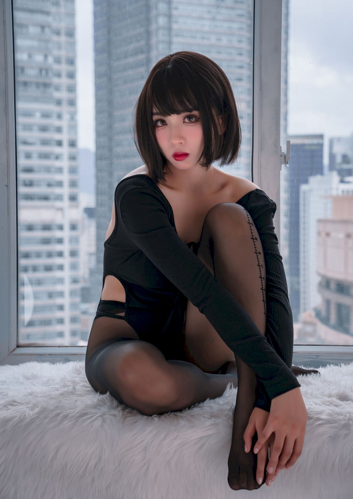 轩萧学姐窗台黑丝美腿量个腰围系列性感写真