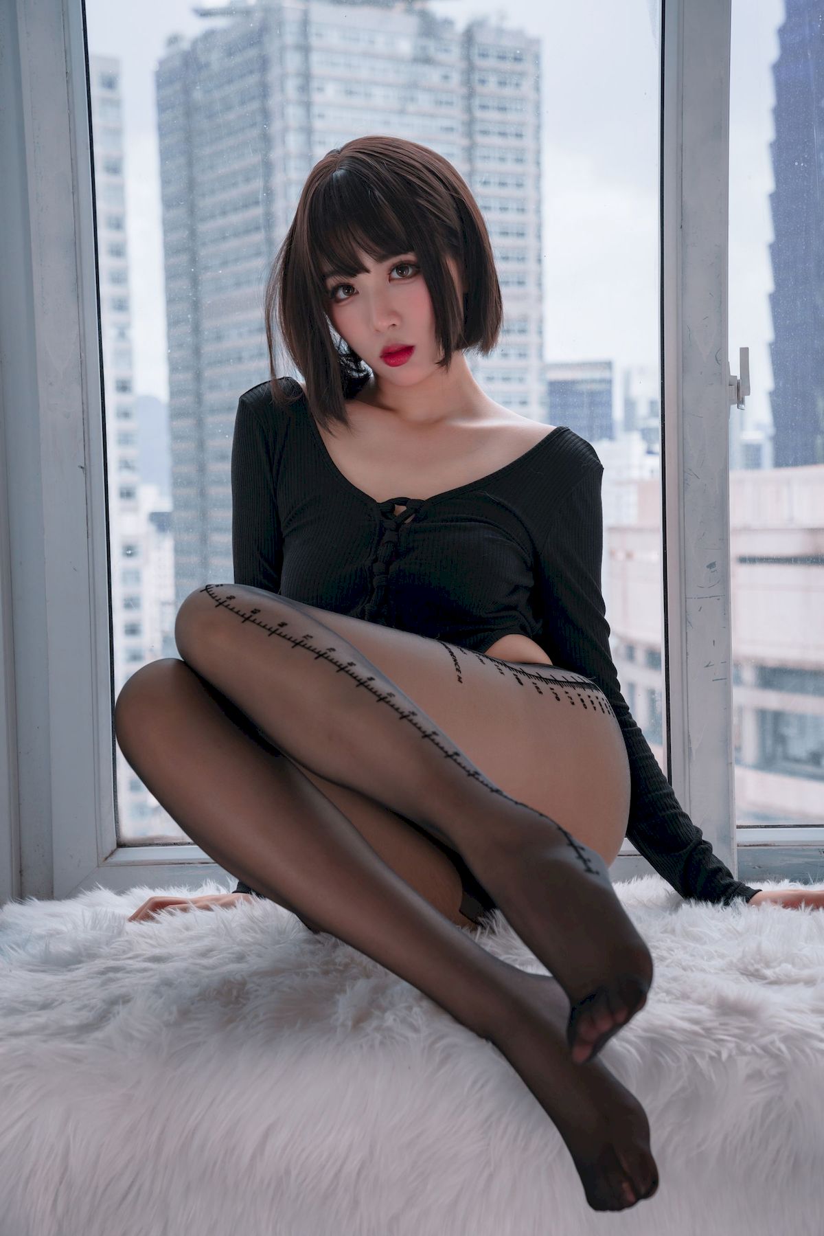 轩萧学姐窗台黑丝美腿量个腰围系列性感写真