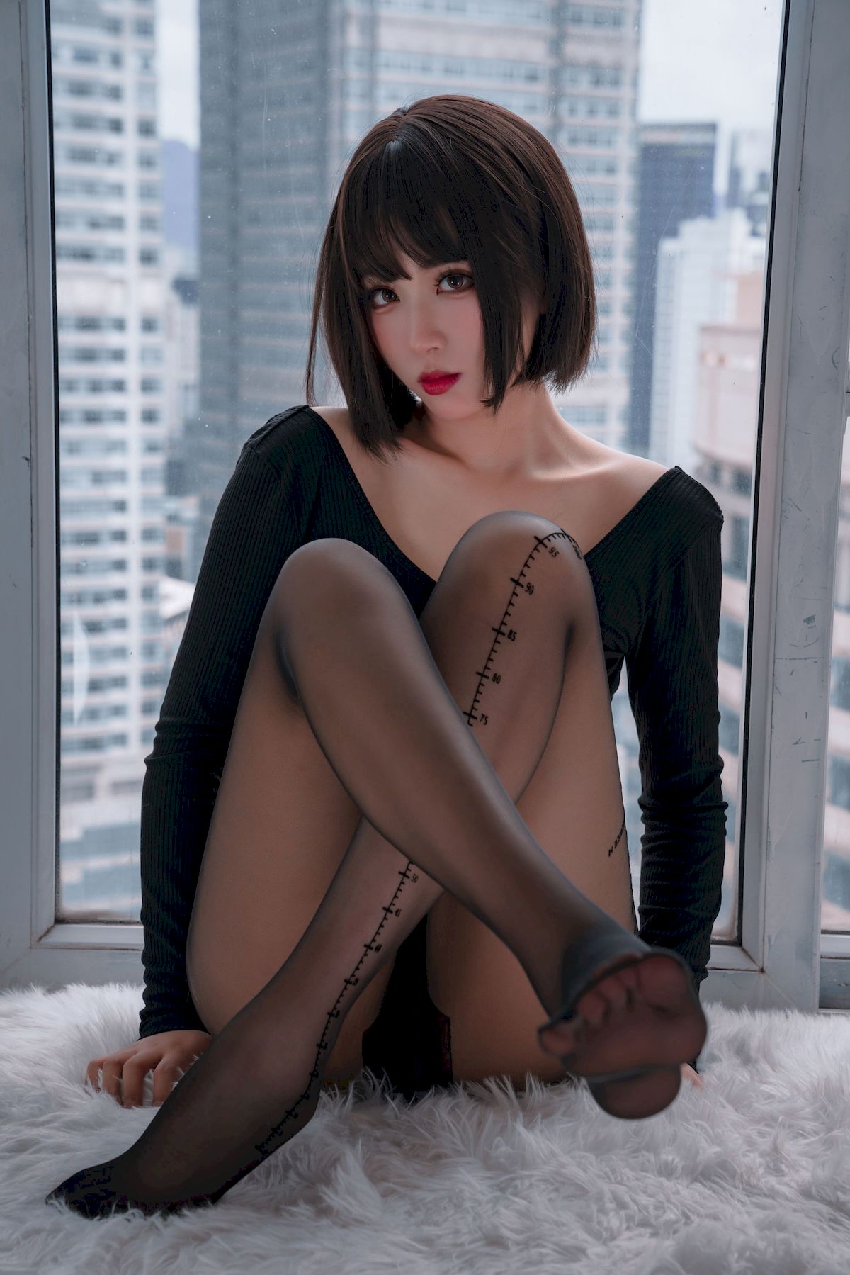 轩萧学姐窗台黑丝美腿量个腰围系列性感写真