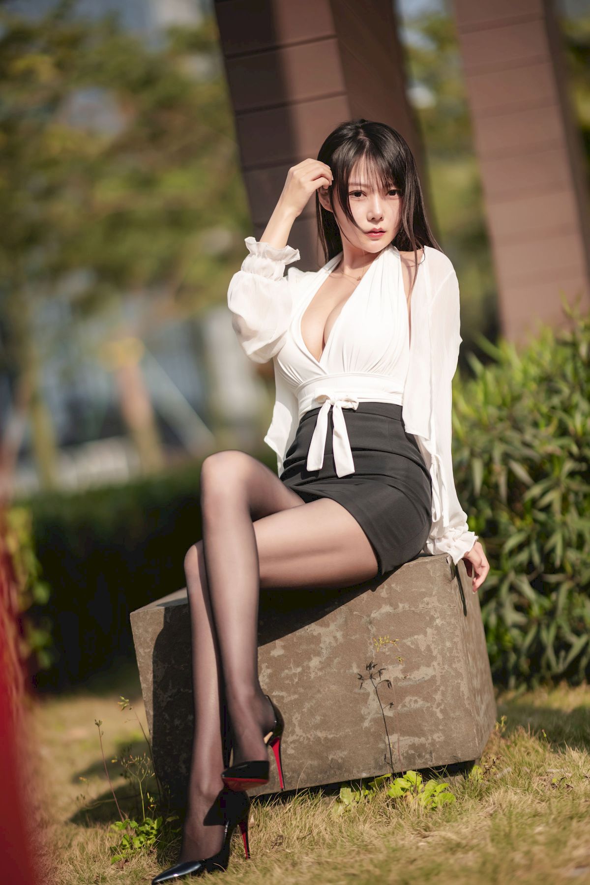香草喵露露白色上衣服饰搭配黑丝美腿性感写真