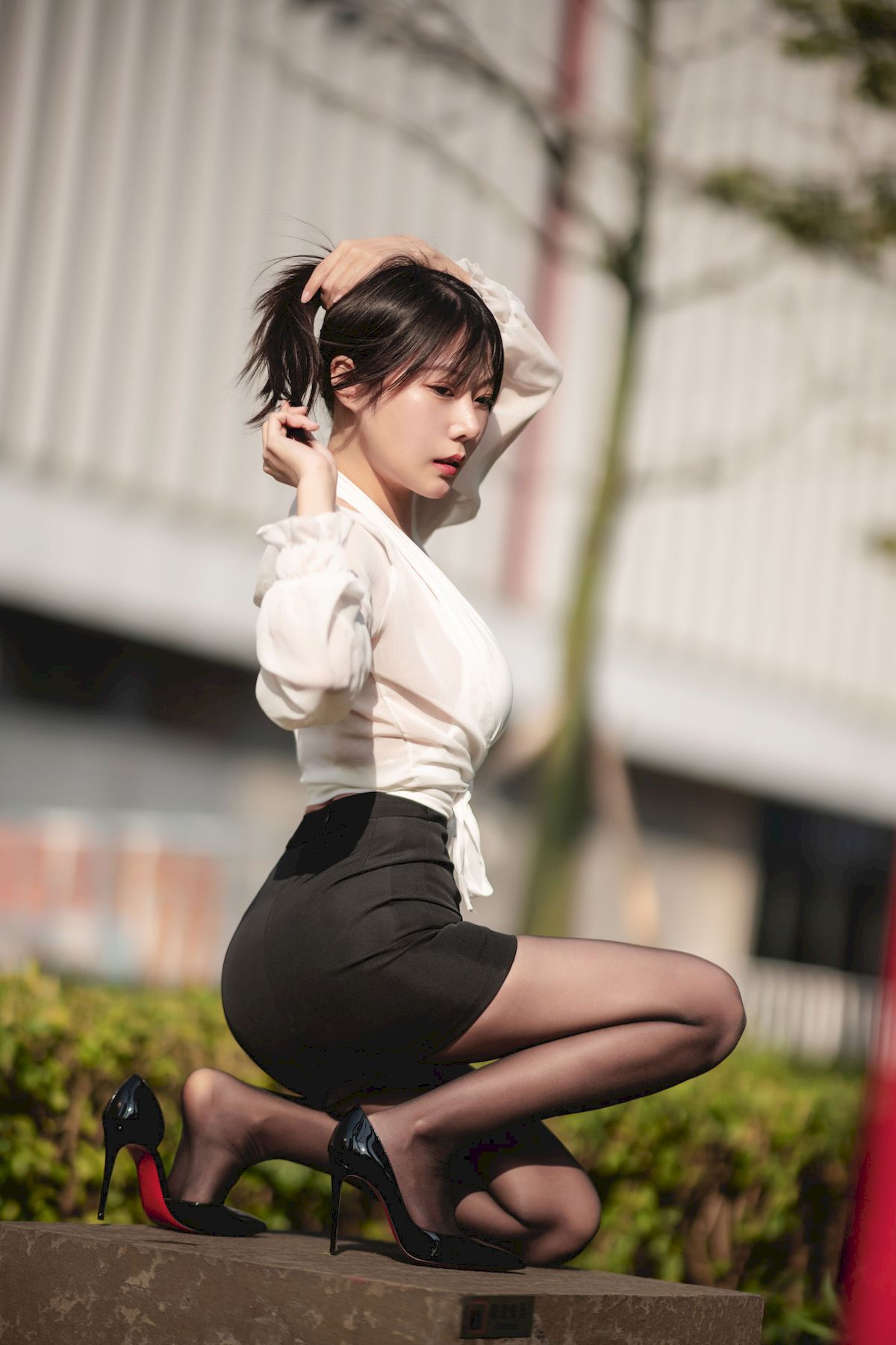 香草喵露露白色上衣服饰搭配黑丝美腿性感写真