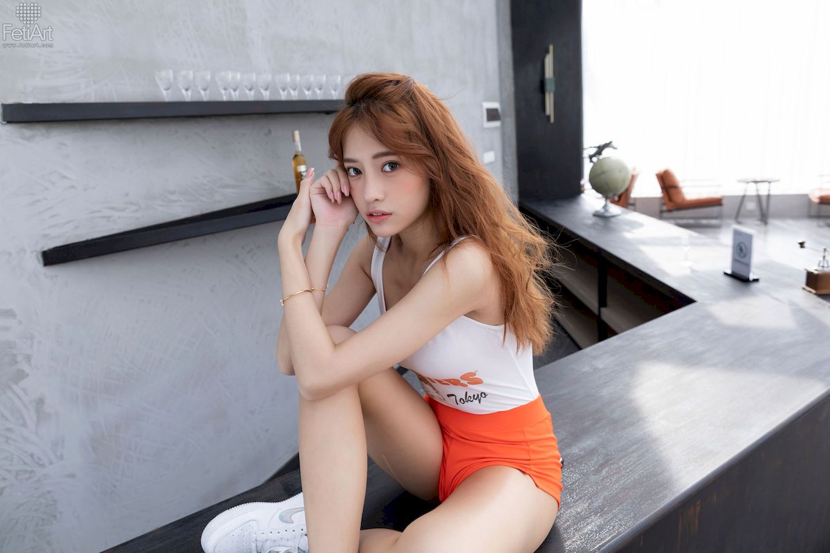 模特Cherry夏季清凉服饰橘色短裤阳光写真